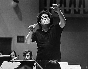 James Levine rehearsing circa his Metropolitan Opera debut with Tosca, June 5, 1971, at the age of 28.