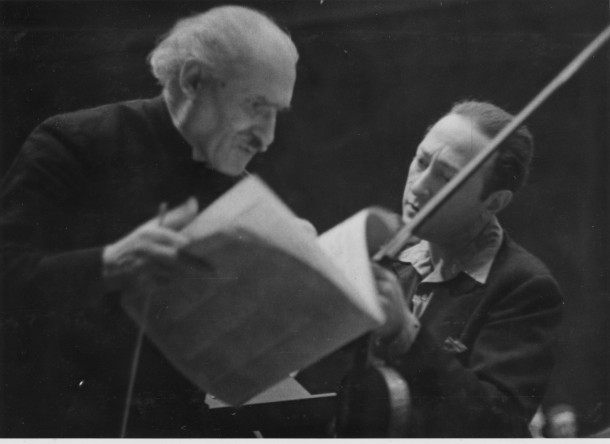 Jascha Heifetz (right) rehearses with Arturo Toscanini (left), circa 1950. Photo: Library of Congress