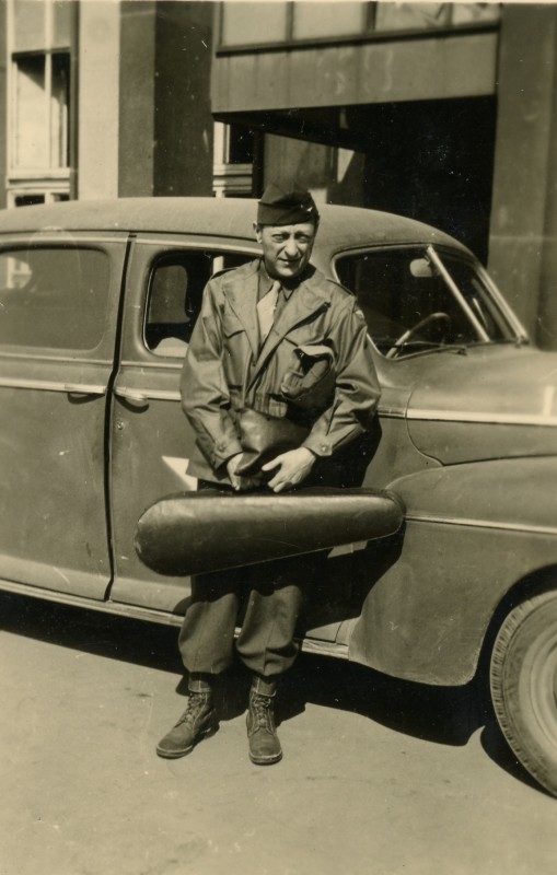 Jascha Heifetz on a USO tour, circa 1946. Photo: Library of Congress