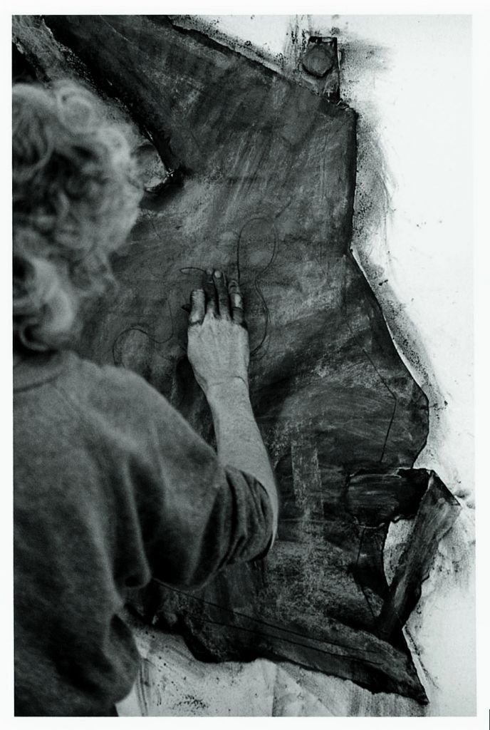 New York contemporary art maverick Elizabeth Murray painting. Credit: © Barry Kornbluh. Elizabeth Murray, December 1987.