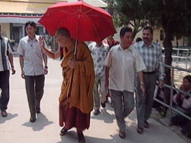 dalailama-post02-walking