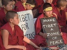 dalailama-post10-protesters