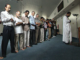 muslimvoters-post12-praying