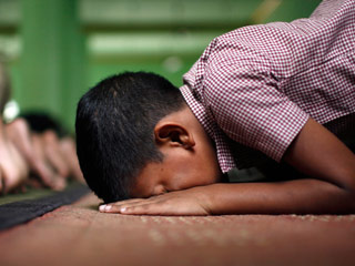 muslim-boy-praying-ramadan-HEAD-sm