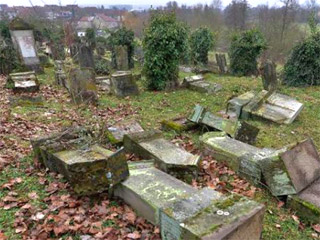 jewish-graves-vandalized-320