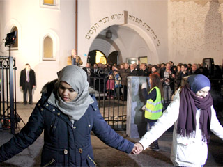 muslims-ring-of-peace-synagogue-oslo-320