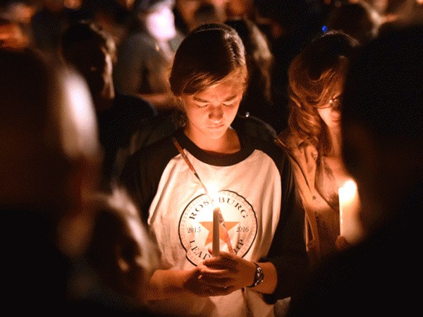 oregon-college-shooting-vigil-600x450