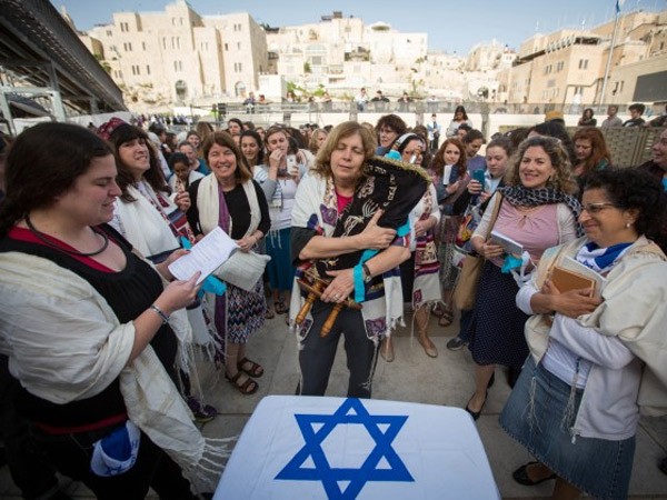 women-torah-scrolls-600