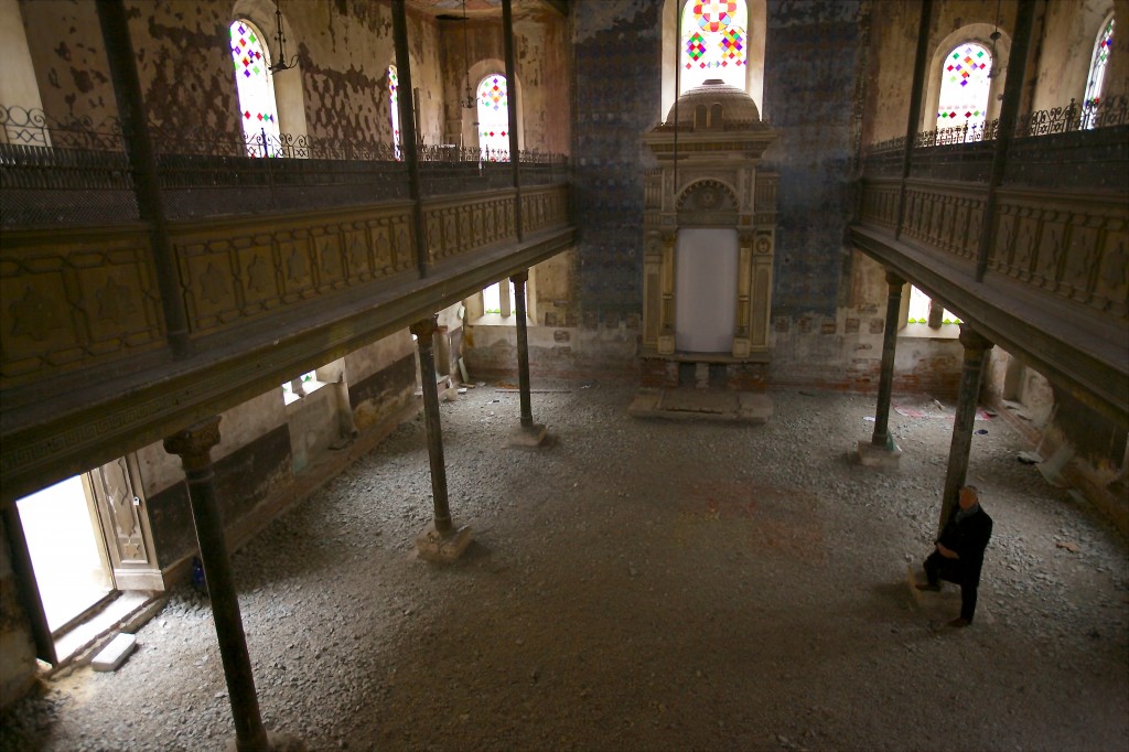 Simon Schama at an old Synagogue, Košice, Slovakia